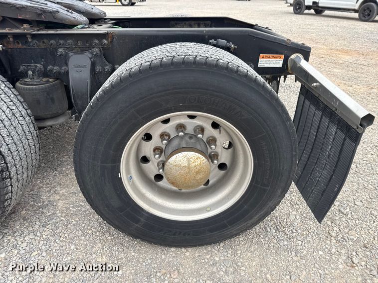 image for item ET6298 2020 Freightliner Cascadia 126 semi truck