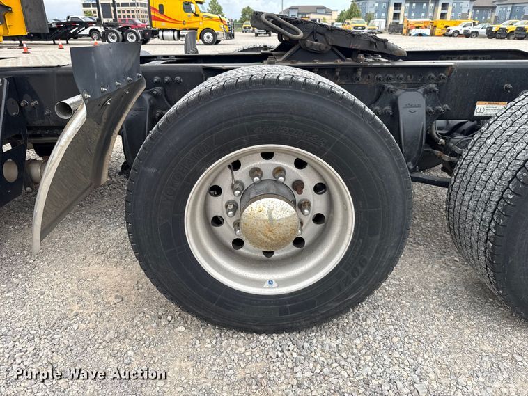image for item ET6298 2020 Freightliner Cascadia 126 semi truck