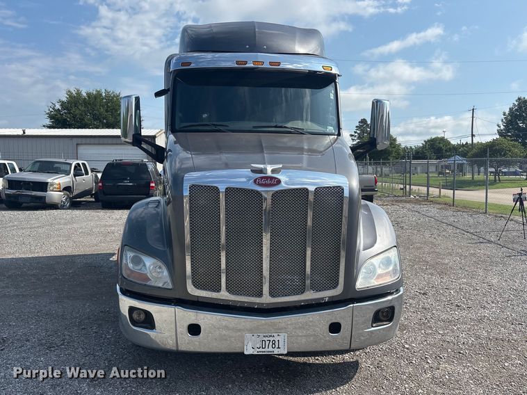 image for item EU5629 2016 Peterbilt 579 semi truck