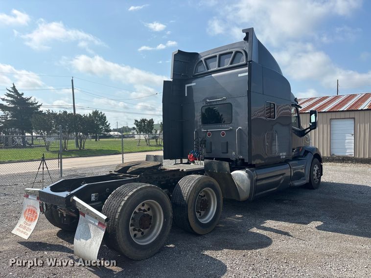 image for item EU5629 2016 Peterbilt 579 semi truck