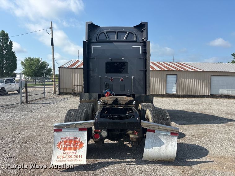 image for item EU5629 2016 Peterbilt 579 semi truck