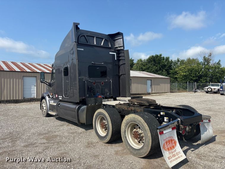 image for item EU5629 2016 Peterbilt 579 semi truck
