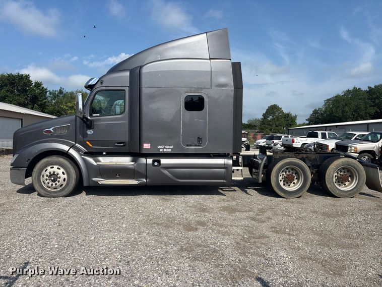 image for item EU5629 2016 Peterbilt 579 semi truck