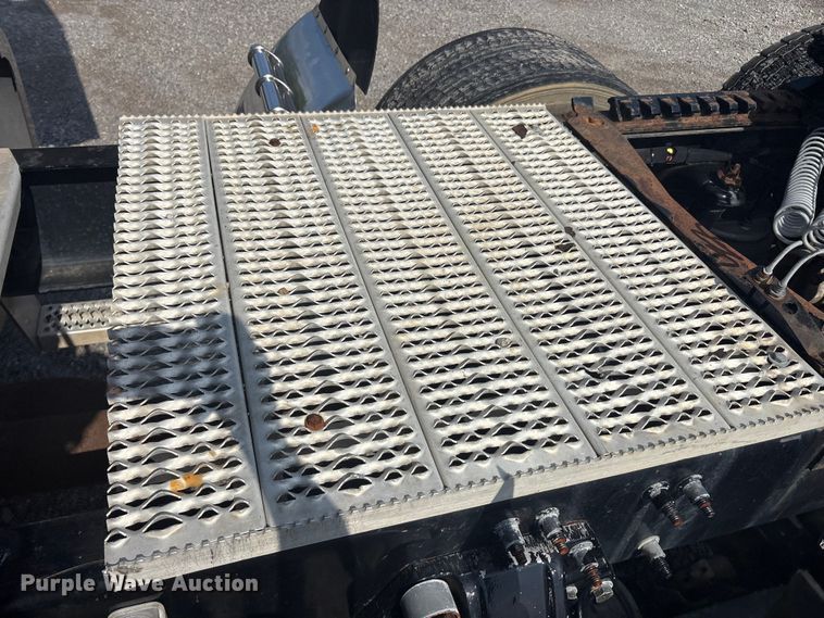 image for item EU5629 2016 Peterbilt 579 semi truck