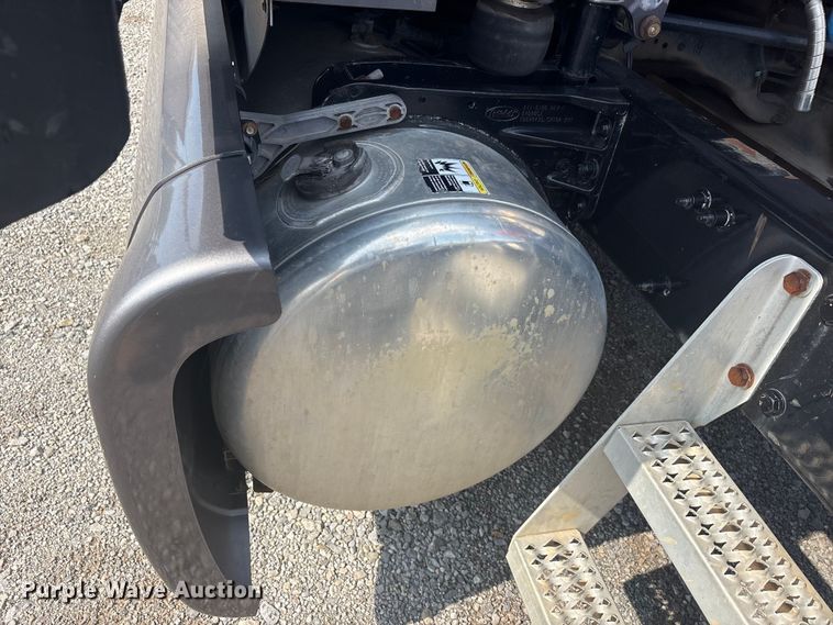image for item EU5629 2016 Peterbilt 579 semi truck