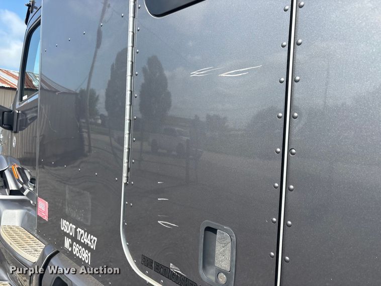 image for item EU5629 2016 Peterbilt 579 semi truck