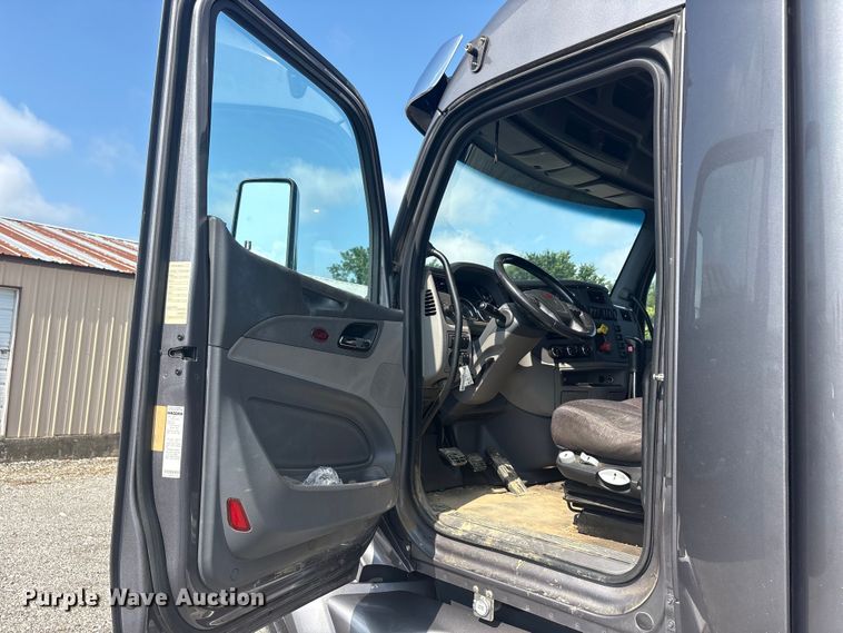 image for item EU5629 2016 Peterbilt 579 semi truck