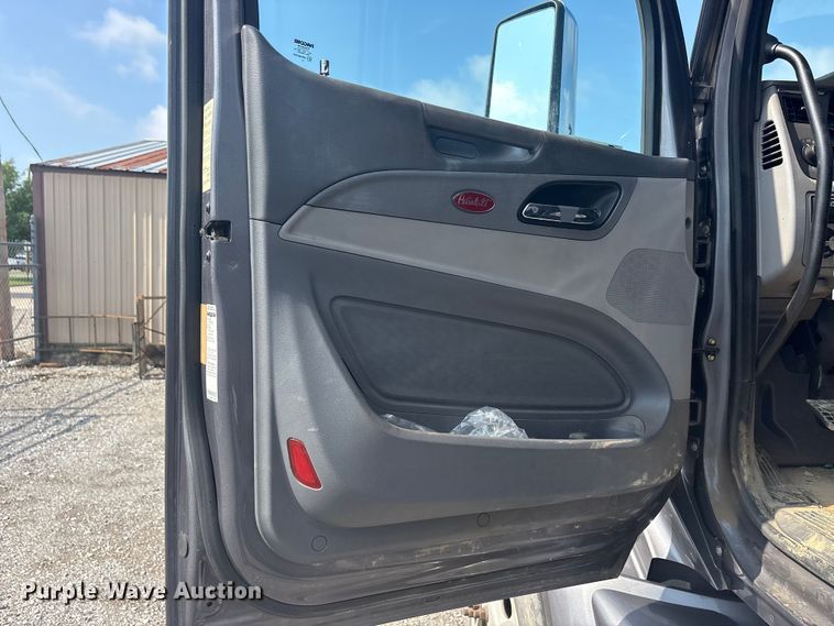 image for item EU5629 2016 Peterbilt 579 semi truck