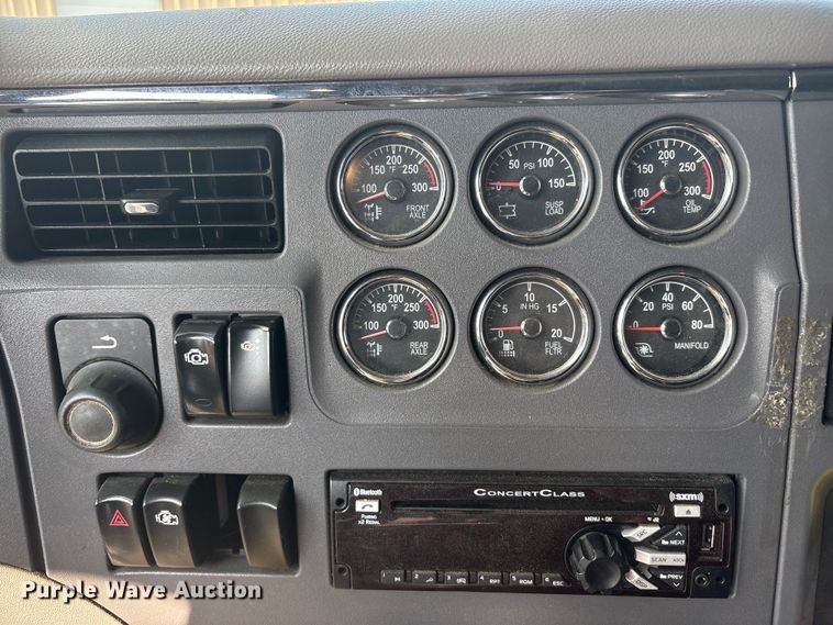 image for item EU5629 2016 Peterbilt 579 semi truck