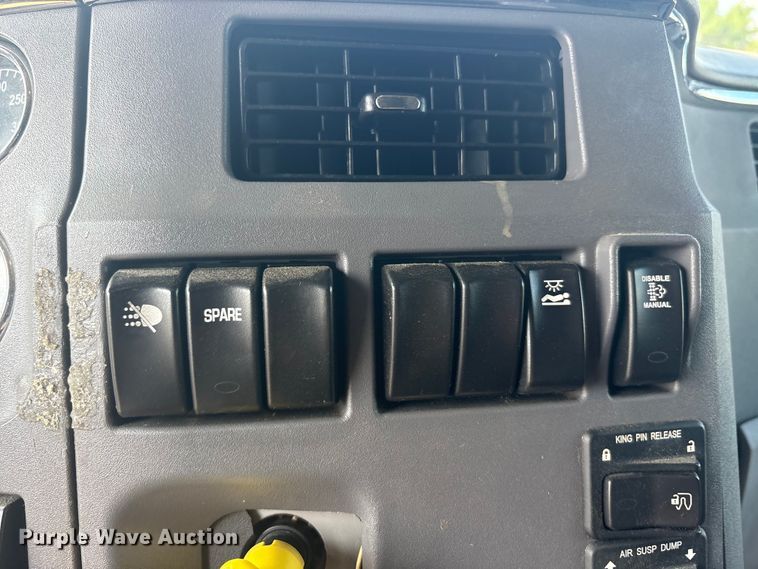 image for item EU5629 2016 Peterbilt 579 semi truck