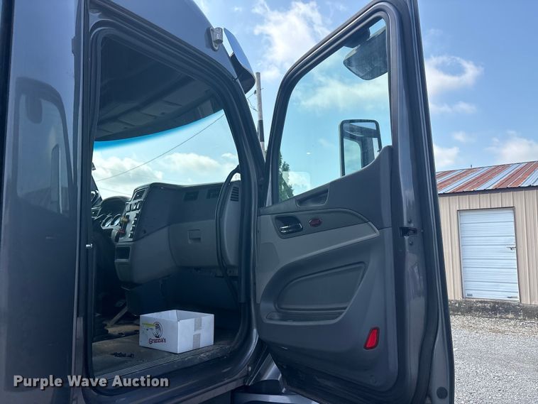 image for item EU5629 2016 Peterbilt 579 semi truck