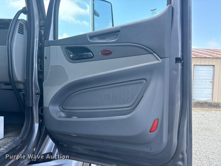 image for item EU5629 2016 Peterbilt 579 semi truck