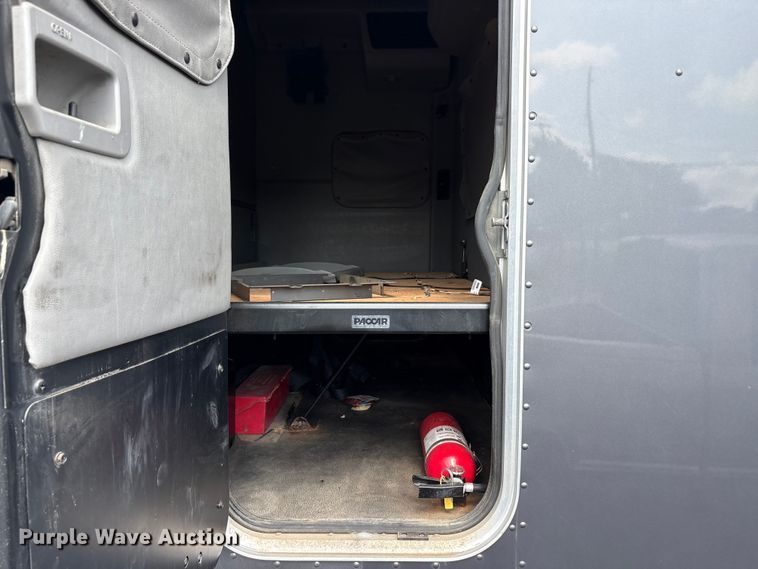 image for item EU5629 2016 Peterbilt 579 semi truck