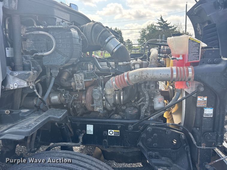 image for item EU5629 2016 Peterbilt 579 semi truck