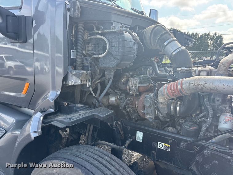 image for item EU5629 2016 Peterbilt 579 semi truck