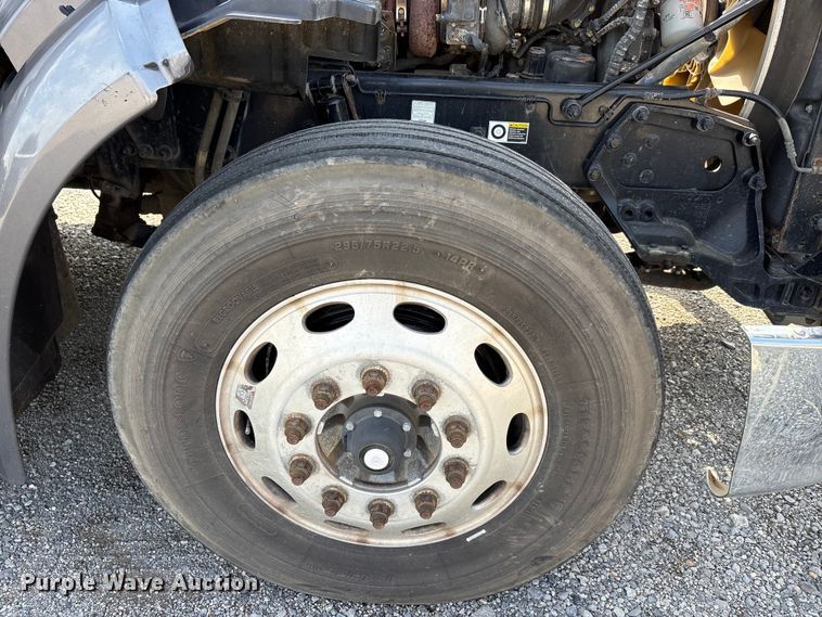 image for item EU5629 2016 Peterbilt 579 semi truck