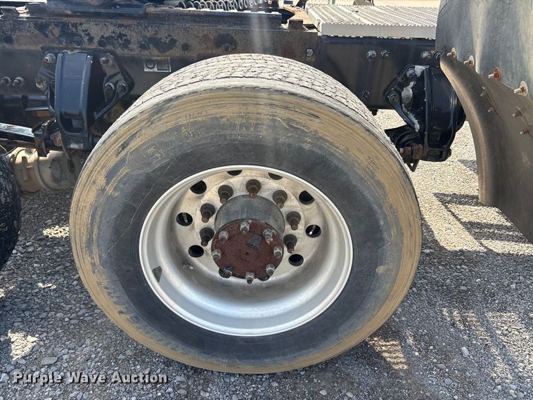 image for item EU5629 2016 Peterbilt 579 semi truck