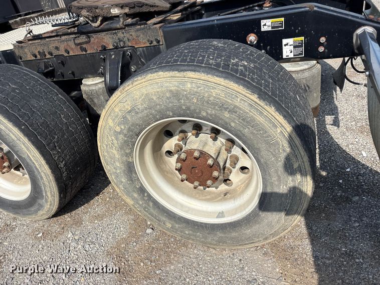 image for item EU5629 2016 Peterbilt 579 semi truck