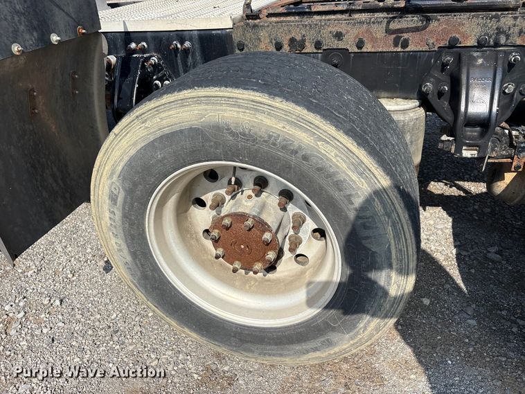 image for item EU5629 2016 Peterbilt 579 semi truck