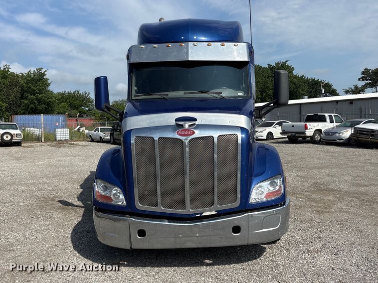 image for item EU5630 2016 Peterbilt 579 semi truck