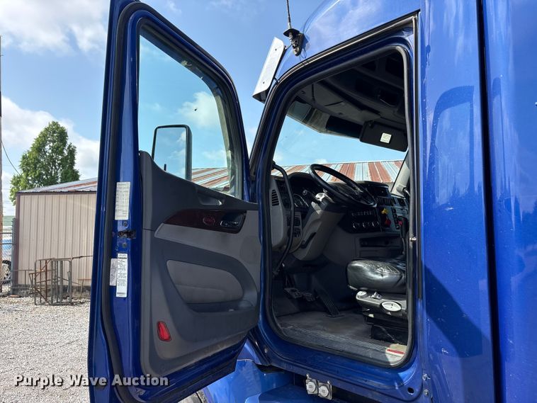 image for item EU5630 2016 Peterbilt 579 semi truck