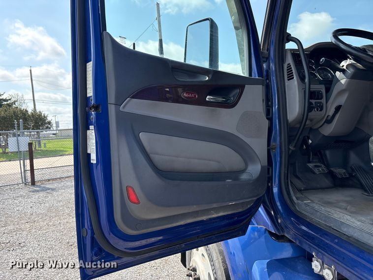 image for item EU5630 2016 Peterbilt 579 semi truck
