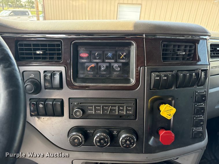 image for item EU5630 2016 Peterbilt 579 semi truck