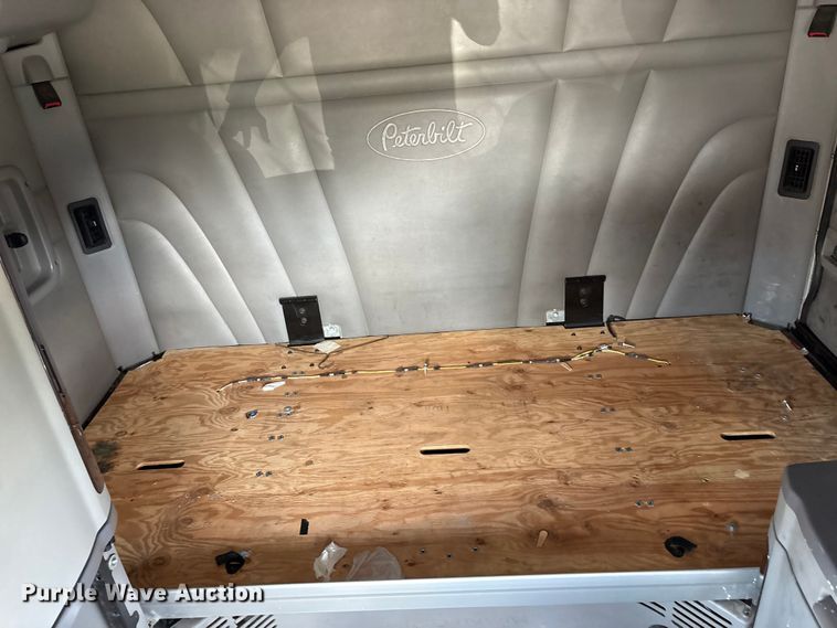 image for item EU5630 2016 Peterbilt 579 semi truck