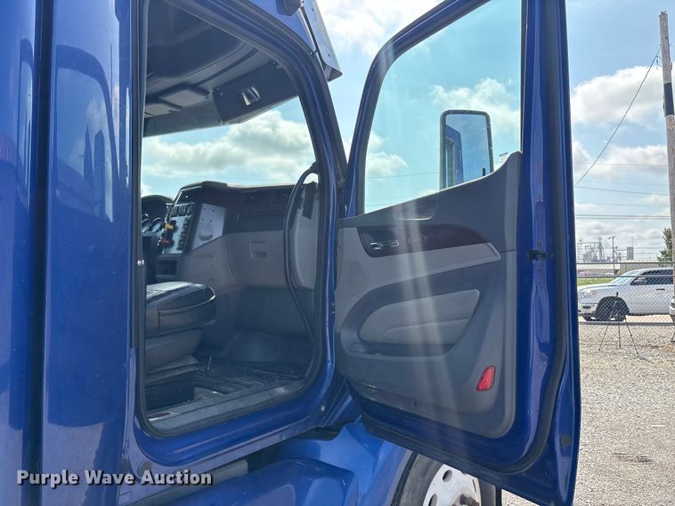 image for item EU5630 2016 Peterbilt 579 semi truck
