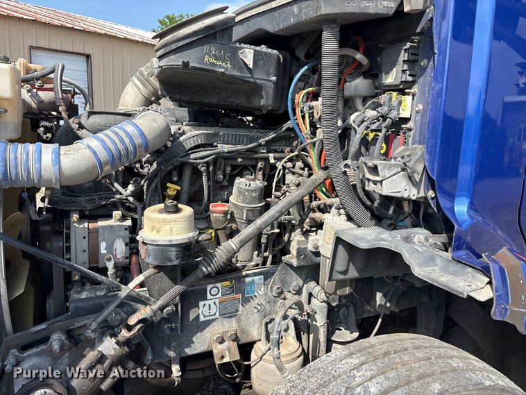 image for item EU5630 2016 Peterbilt 579 semi truck
