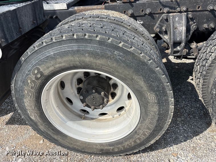 image for item EU5630 2016 Peterbilt 579 semi truck