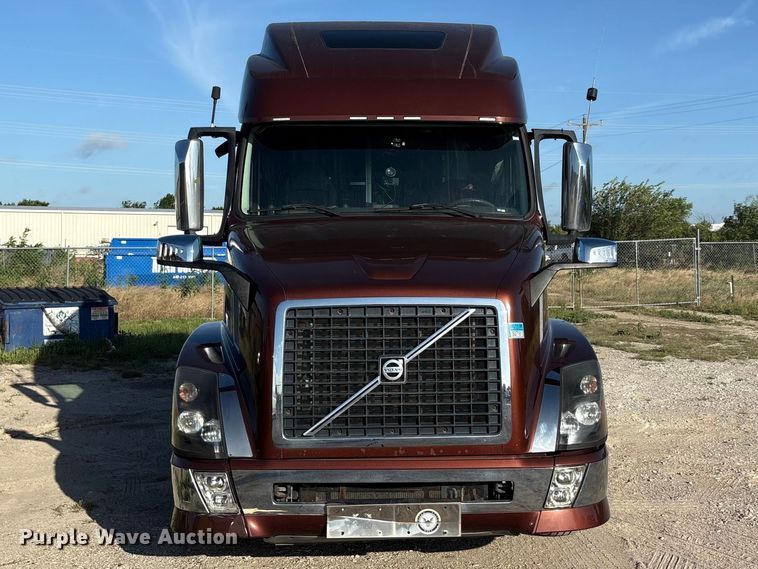 image for item EU5701 2013 Volvo VNL semi truck