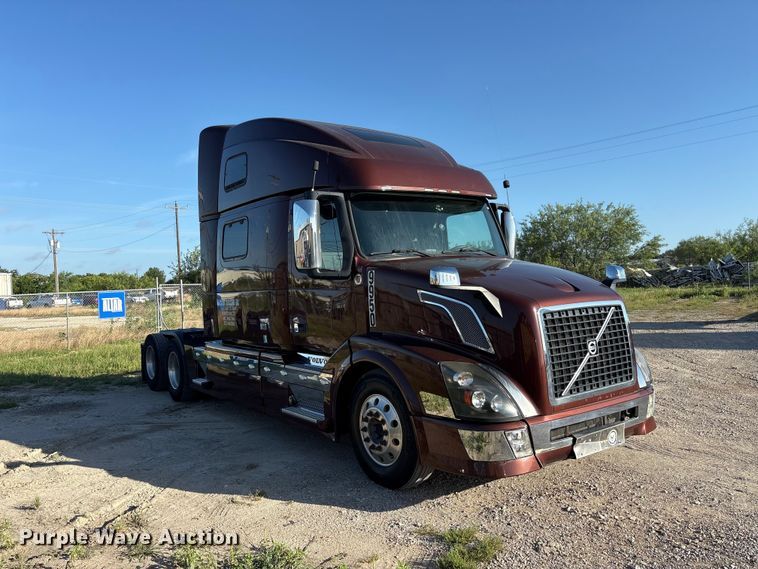 image for item EU5701 2013 Volvo VNL semi truck