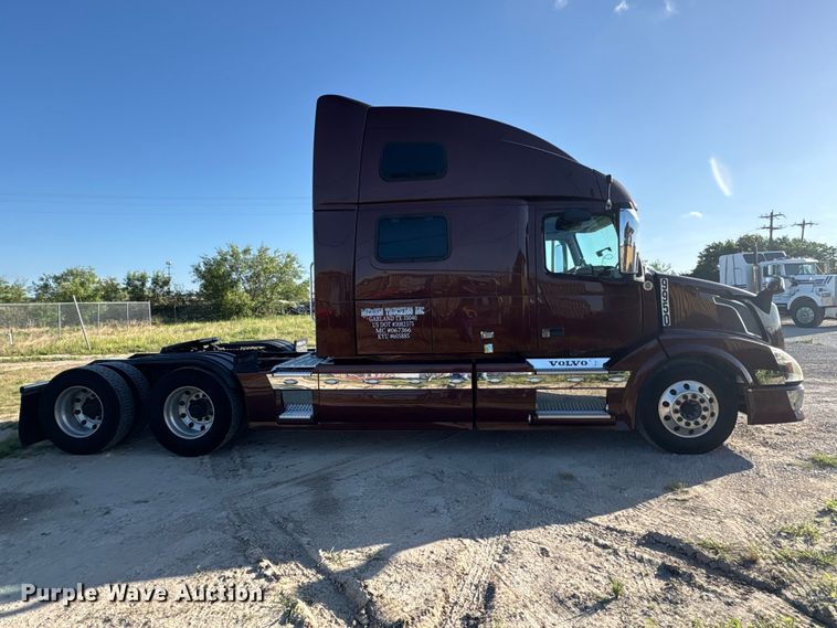 image for item EU5701 2013 Volvo VNL semi truck