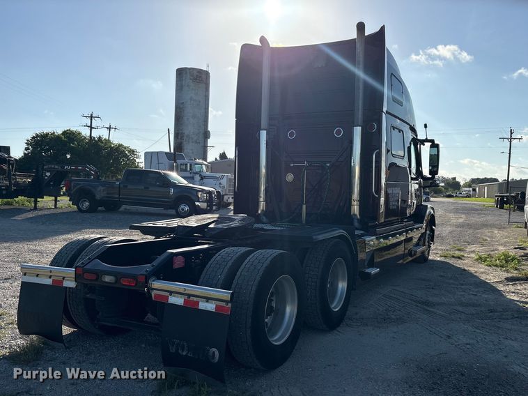 image for item EU5701 2013 Volvo VNL semi truck