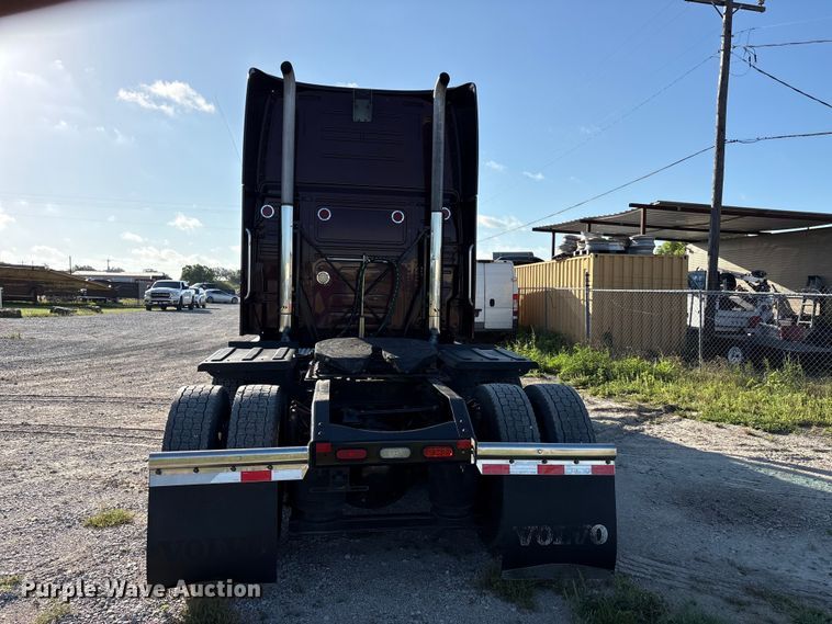 image for item EU5701 2013 Volvo VNL semi truck