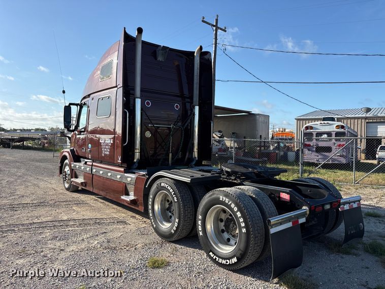 image for item EU5701 2013 Volvo VNL semi truck