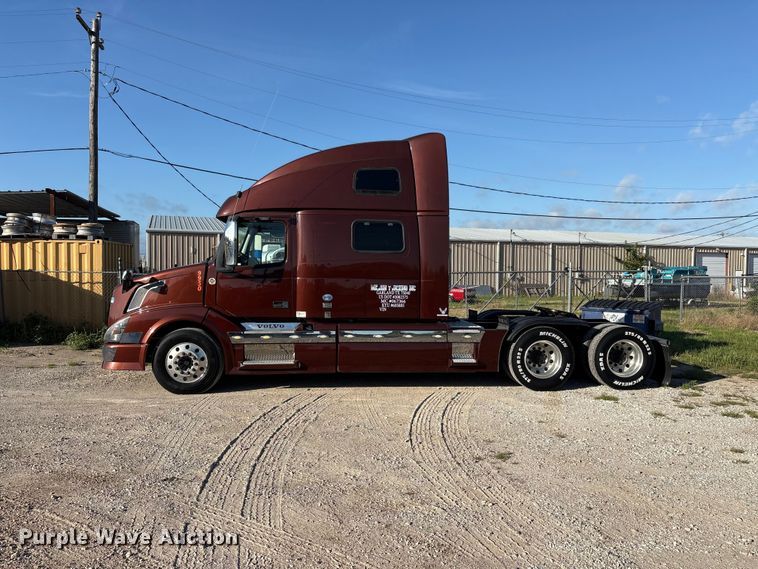 image for item EU5701 2013 Volvo VNL semi truck