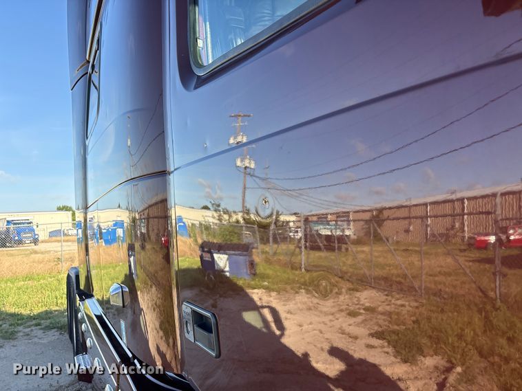 image for item EU5701 2013 Volvo VNL semi truck