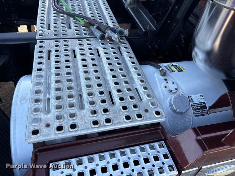image for item EU5701 2013 Volvo VNL semi truck