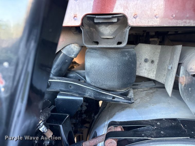 image for item EU5701 2013 Volvo VNL semi truck
