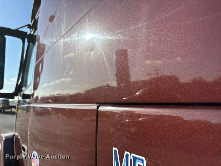 image for item EU5701 2013 Volvo VNL semi truck