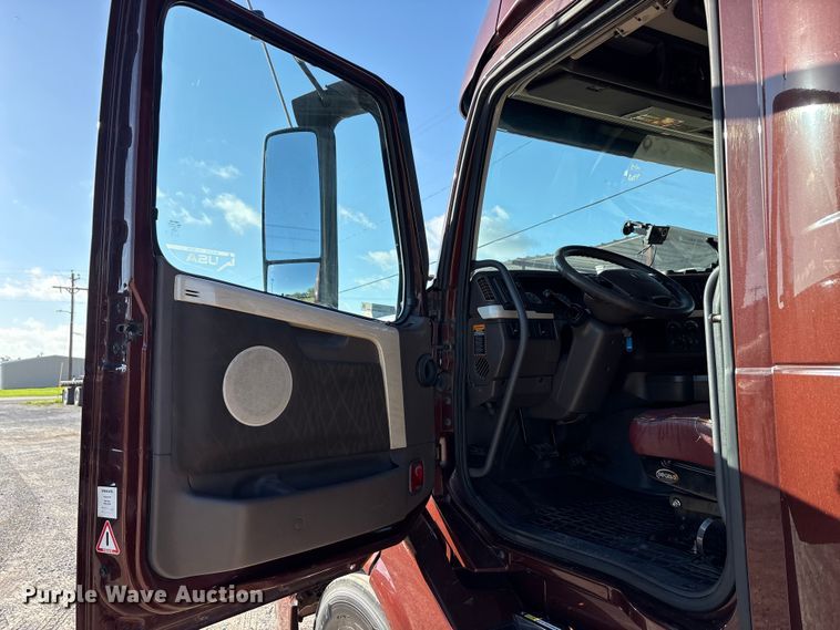 image for item EU5701 2013 Volvo VNL semi truck
