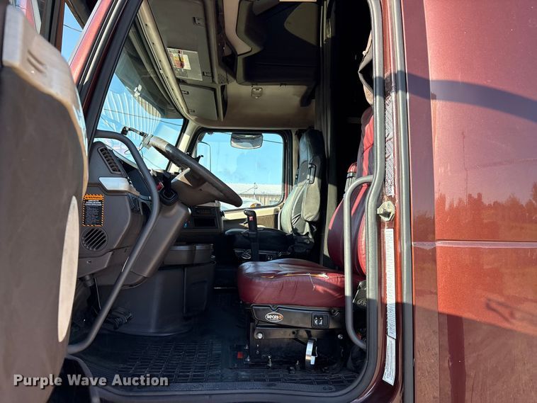 image for item EU5701 2013 Volvo VNL semi truck