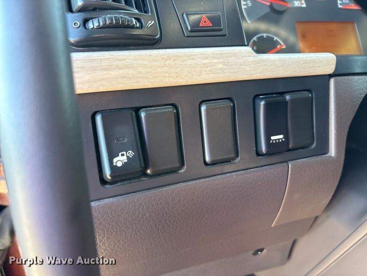 image for item EU5701 2013 Volvo VNL semi truck