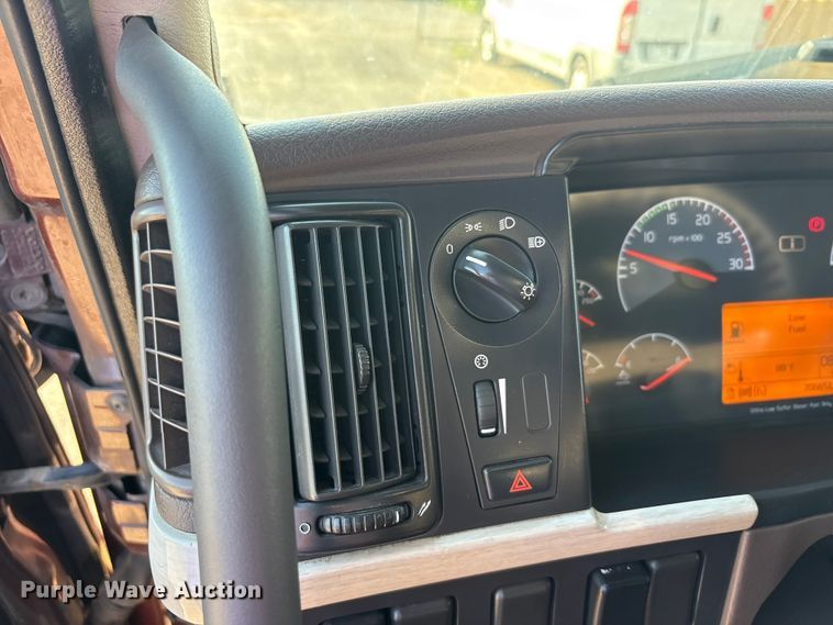 image for item EU5701 2013 Volvo VNL semi truck