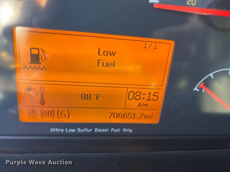 image for item EU5701 2013 Volvo VNL semi truck