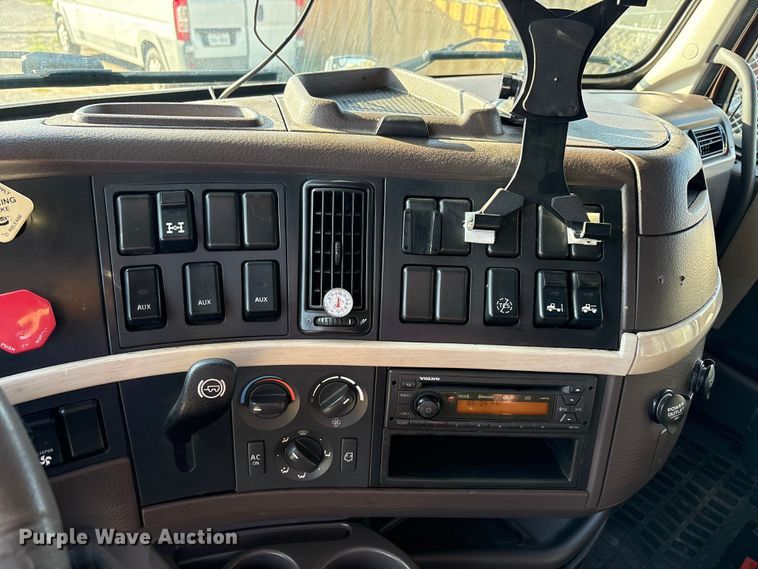 image for item EU5701 2013 Volvo VNL semi truck