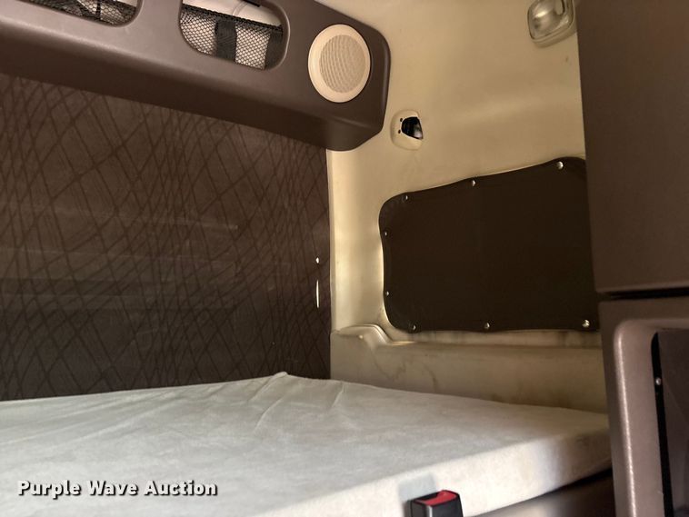 image for item EU5701 2013 Volvo VNL semi truck