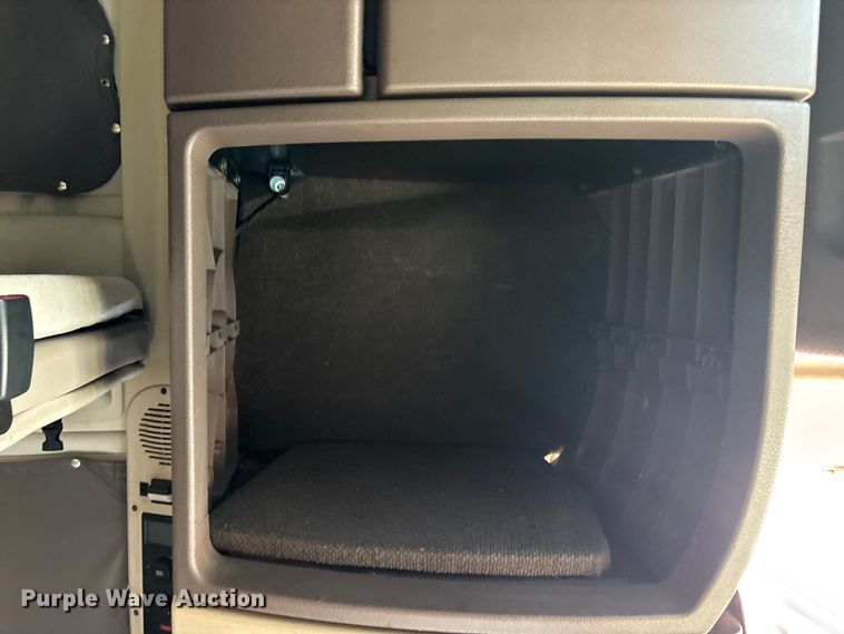 image for item EU5701 2013 Volvo VNL semi truck